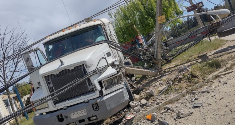 Camión derriba postes de luz en Placilla