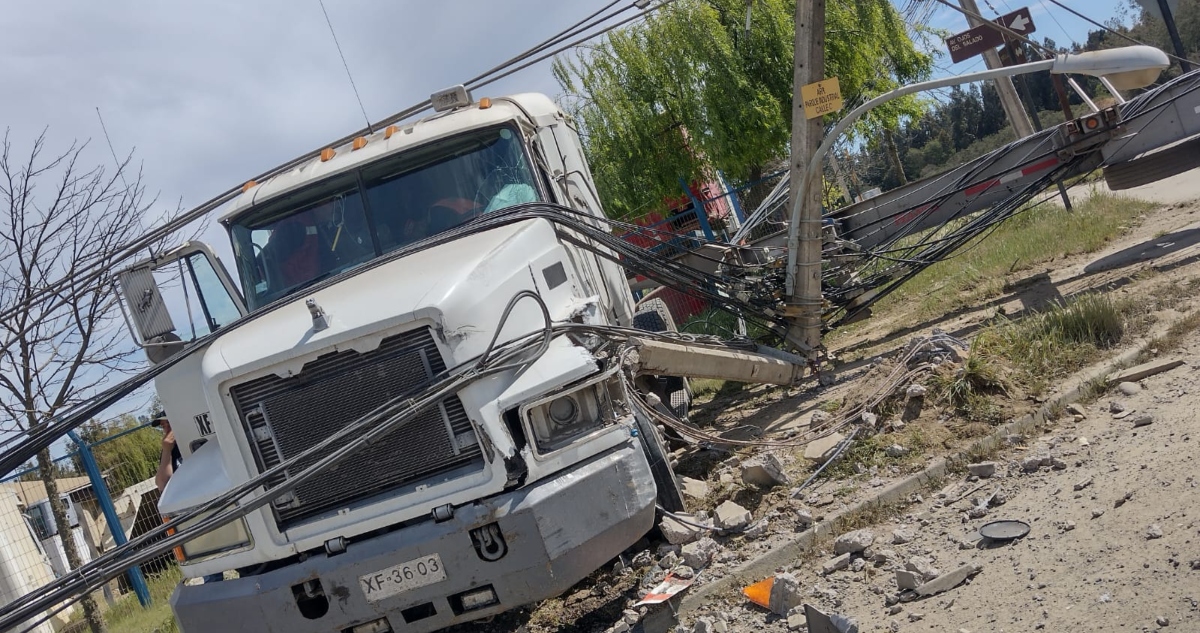 Camión derriba postes de luz en Placilla