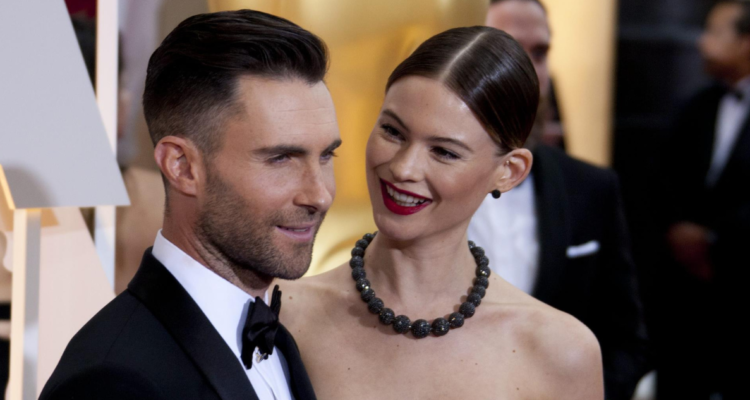 El cantante y frontman de Maroon 5, Adam Levine, junto a su esposa la modelo Behati Prinsloo. El artista afirmó que ser infiel es genético