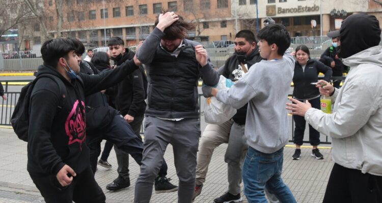 Agreden al hermano del presidente Boric en el exterior la Universidad de Chile: hay un detenido