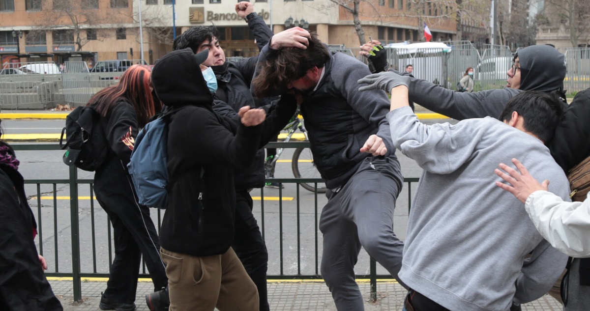 U. de Chile confirma que otros tres funcionarios fueron agredidos además de Simón Boric