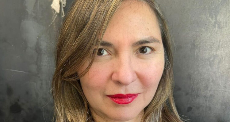 La periodista Alejandra Matus mira fijo a la cámara con media sonrisa. La comunicadora anunció que fue desvinculada a La Red.