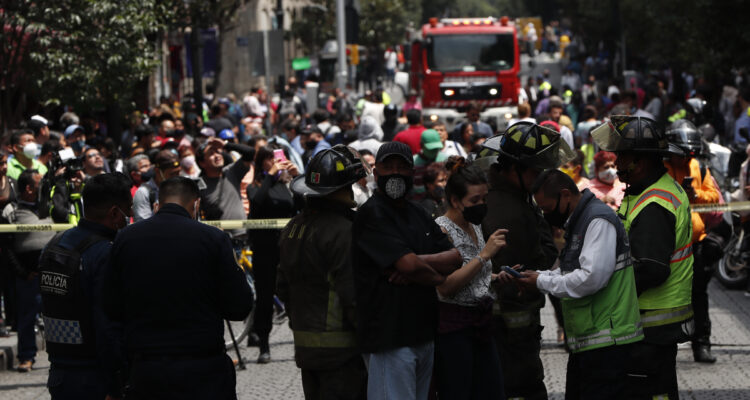 Personas permanecen en las calles hoy, después de activarse la alerta sísmica en la Ciudad de México (México). Un sismo de magnitud preliminar 7,4 sacudió este lunes el centro de México justo en el día de los aniversarios de los terremotos del 19 de septiembre de 1985 y de 2017, considerados los dos más destructivos de la historia reciente.