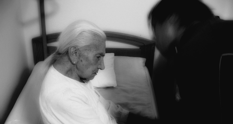 Diputado presenta proyecto de ley que garantiza brazalete con GPS para personas con alzheimer.