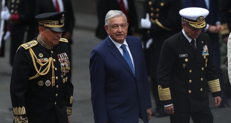 El presidente de México, Andrés Manuel López Obrador, acompañado del Secretario de Marina y del Secretario de la Defensa Nacional (Sedena).