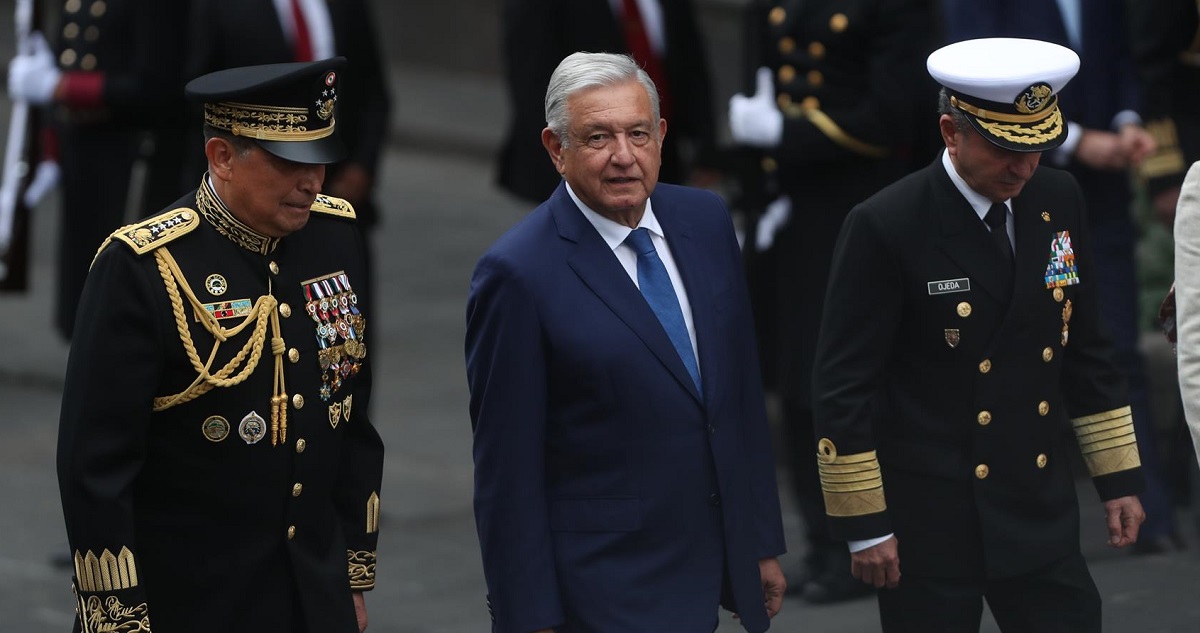 El presidente de México, Andrés Manuel López Obrador, acompañado del Secretario de Marina y del Secretario de la Defensa Nacional (Sedena).