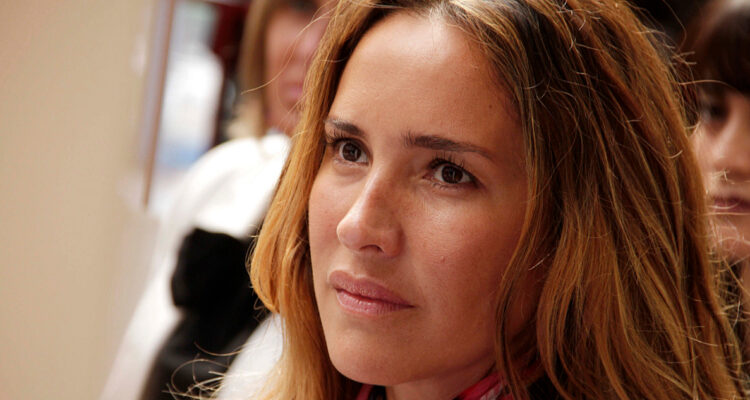 Angélica Castro mira seria hacia un costado. La animadora se encuentra en una polémica luergo de que captaran a su esposo besando a otra mujer.