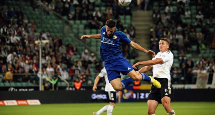 Ángelo Henríquez anotó su quinto gol de la temporada en Polonia.