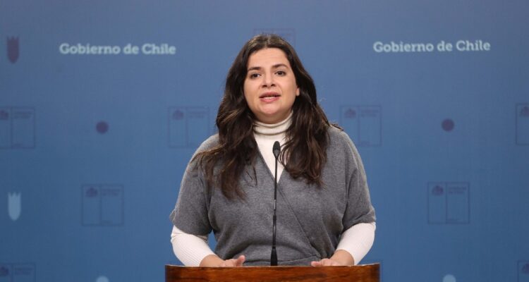 Ministra Orellana recuerda que hace 70 años mujeres votaron por 1ra vez en presidenciales