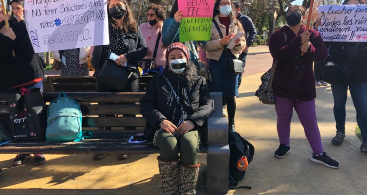 Mujer se encadenó en la plaza de Los Ángeles luego que su hijo no fuera beneficiarios de Becas TIC.