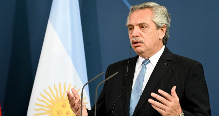 Alberto Fernández promociona “abundancia” de litio en Argentina en su gira por Estados Unidos