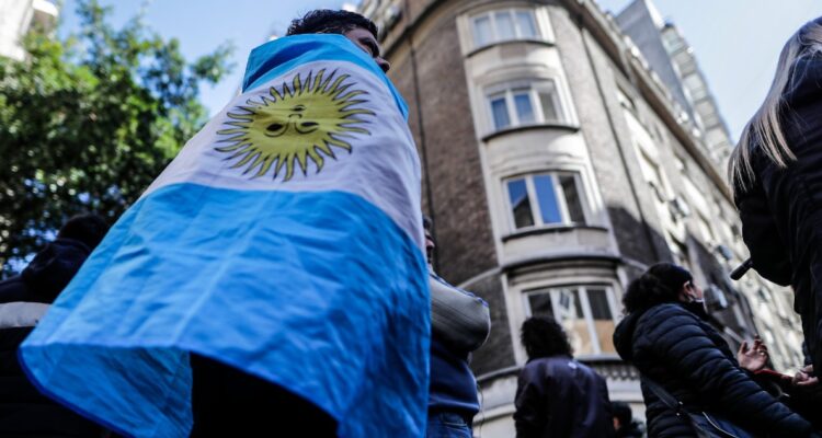 Preocupación en Argentina: alertan que la inflación acumulada llegaría casi al 100%