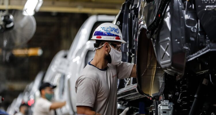 Argentina promulga ley para incentivar la producción y exportación de autos