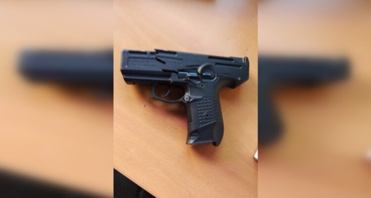 Encuentran arma de foguep en patio de Santiago 1