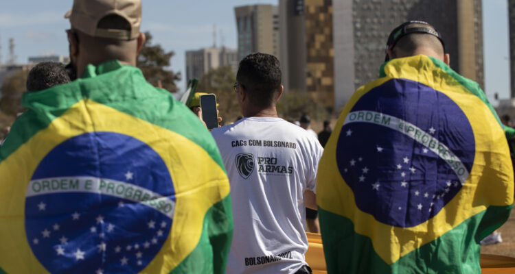 Simpatizantes del presidente de Brasil, Jair Bolsonaro, participanan una manifestación a favor del uso de armas.