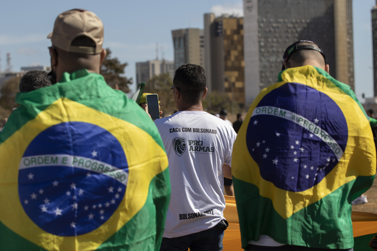 Simpatizantes del presidente de Brasil, Jair Bolsonaro, participanan una manifestación a favor del uso de armas.
