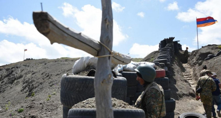 Soldados armenios de guardia en un puesto de control fronterizo con Azerbaiyán