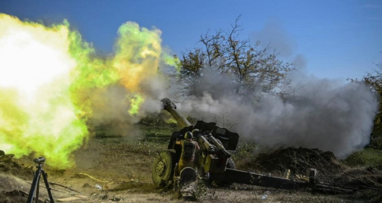 Artillería siendo disparada en Nagorno Karabaj.