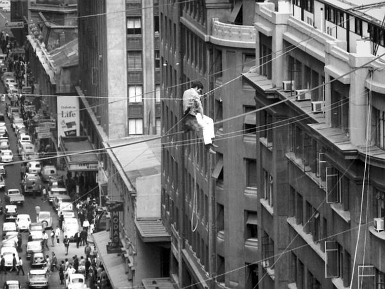 Fotos extrañas de Chile: Arreglando cables en Santiago en 1960