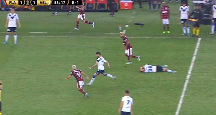 Arturo Vidal empujó a joven jugador de Vélez y provocó escándalo en Argentina.