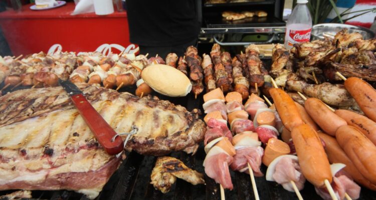 Gobierno constata aumento de sobre 40% de la “canasta dieciochera”: reitera cotizar antes de comprar