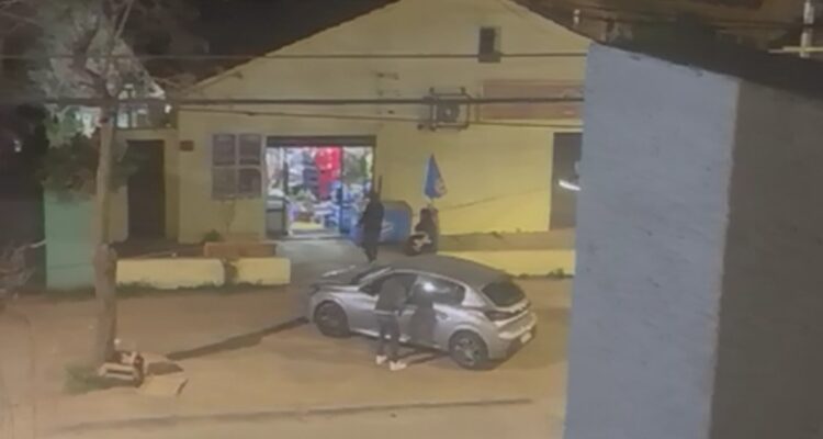 Delincuentes perpetran asalto en minimarket de Macul: intentaron llevarse auto estacionado