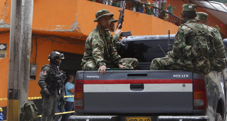 Asesinan a 8 policías en emboscada con explosivos al sur de Colombia