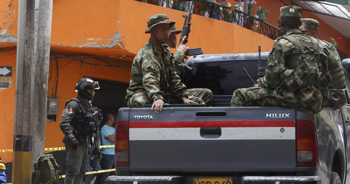 Asesinan a 8 policías en emboscada con explosivos al sur de Colombia