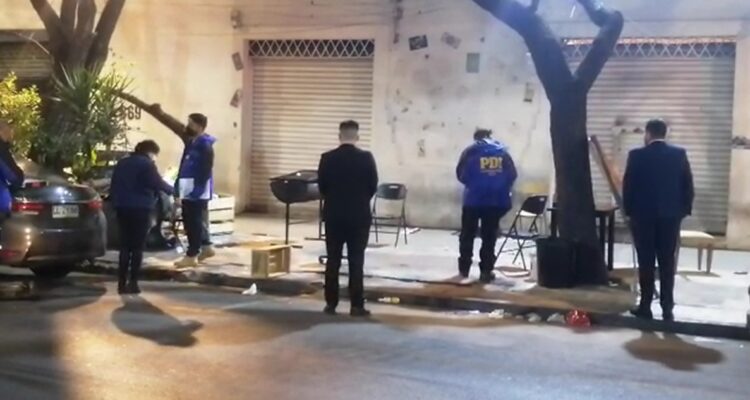 Investigan nuevo asesinato en las calles de Santiago: hombre fue baleado tras salir de botillería