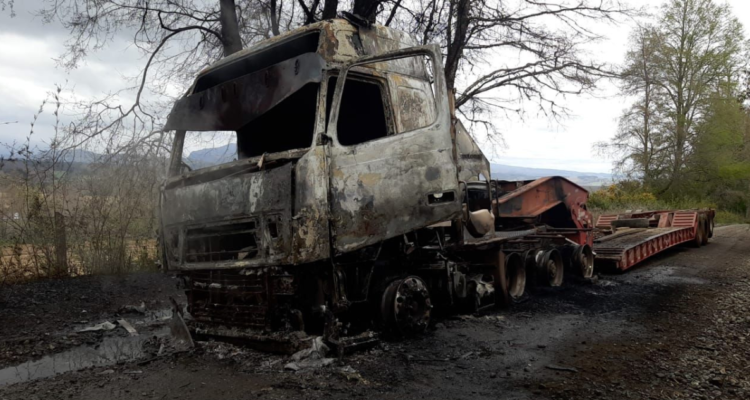 Conductor de camión logra escapar durante ataque incendiario en la ruta Curacautín-Victoria.
