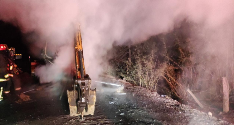 Retroexcavadora quemada en Curacautín.