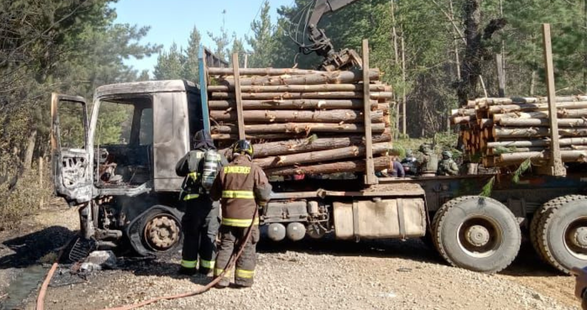 Sujetos armados golpean a conductor y queman camión durante ataque incendiario en Lumaco