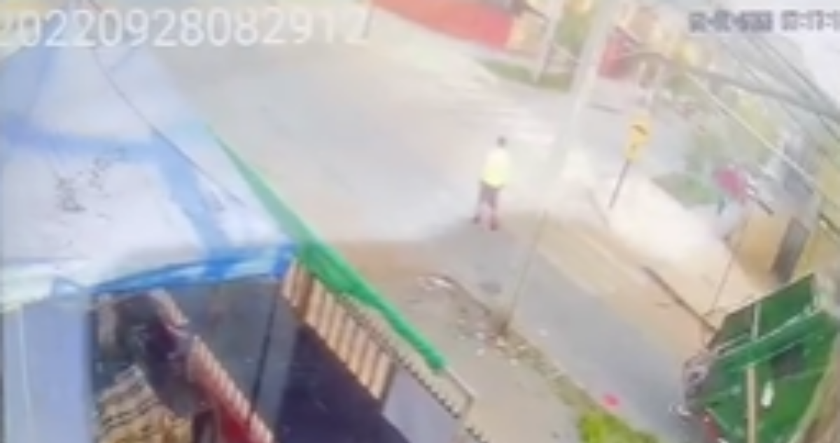 En riesgo vital se mantiene recolector de basura atropellado por furgón en Colina