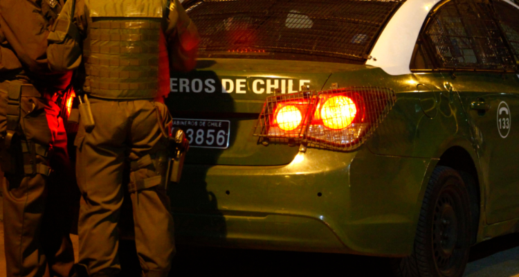 Imagen de contexto de Carabineros junto a patrulla.