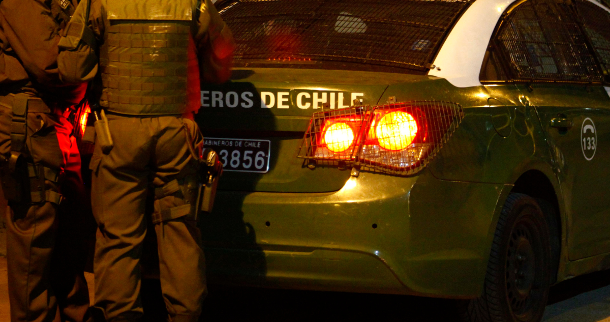 Imagen de contexto de Carabineros junto a patrulla.