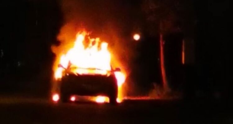 Auto robado fue quemado en Lo Espejo: en el maletero encontraron un cuerpo