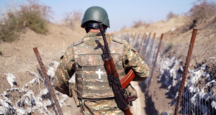 Azerbaiyán confirma sus bajas y suben a un centenar los muertos por enfrentamientos con Armenia