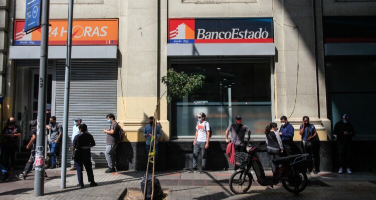 Reportan intermitencias en sistemas de BancoEstado que han dificultado atención presencial