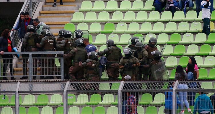 Tres barras de la UC detenidos por incidentes en Valparaíso