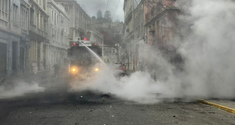 Trabajadores portuarios incendian barricadas en cercanías a la Plaza Sotomayor de Valparaíso.