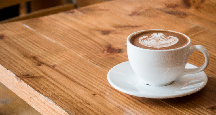 Beber café o té después de almuerzo