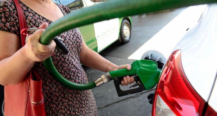 Conoce ocho consejos para ahorrar bencina y darle un respiro a tu billetera