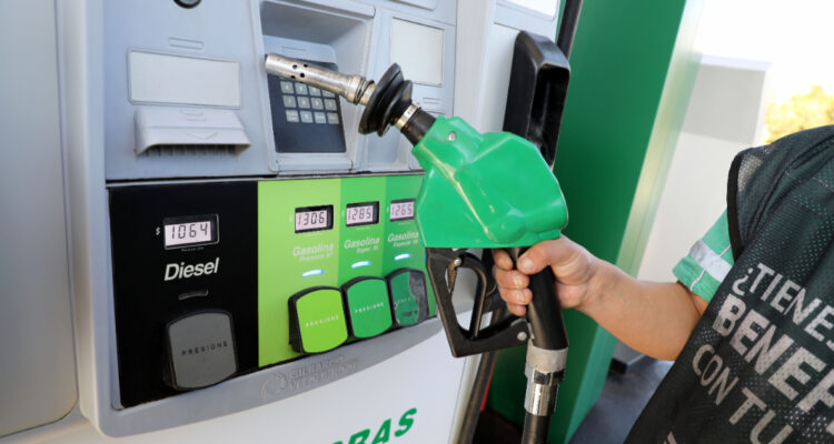 Bencina de 93 octanos bajará $10 y diésel no para de subir revisa el nuevo reajuste a las gasolinas