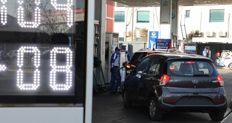 Los factores que hacen prever eventuales nuevas bajas del precio de las bencinas