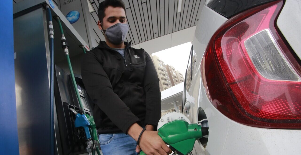 Cliente cargando combustible en servicentro Copec.
