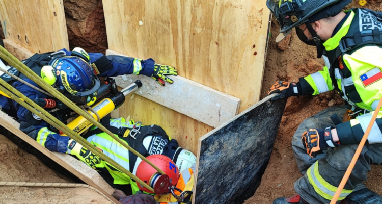 Bomberos rescatan a dos trabajadores atrapados en zanja de Villa Alemana