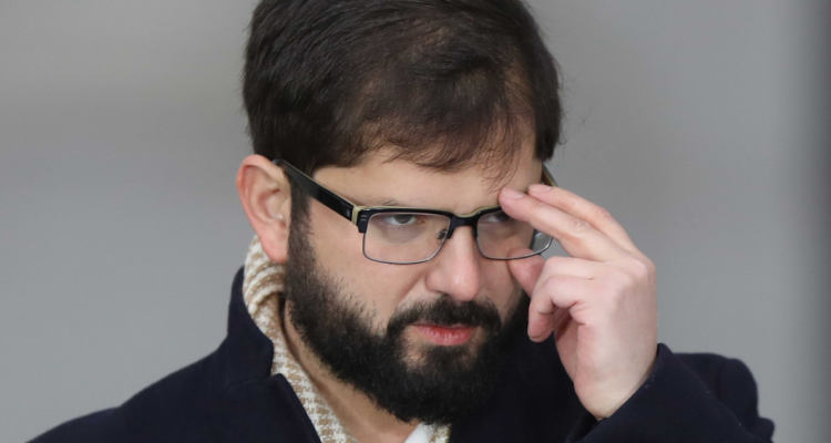 Gabriel Boric acomodándose los lentes