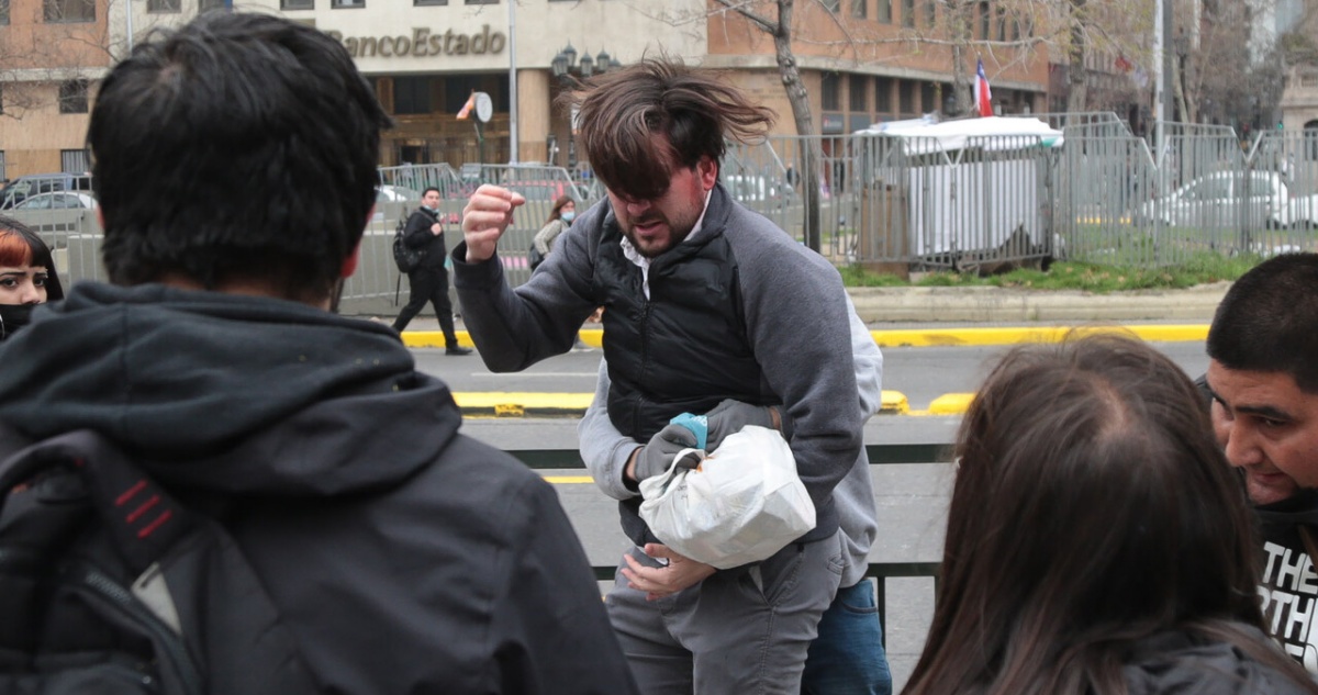 Simón Boric sufrió el robo de su celular durante agresión afuera de la U. de Chile