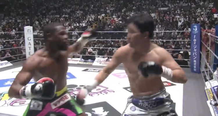 Floyd Maywether logra la victoria y mantener su invicto a lo largo de su carrera profesional.