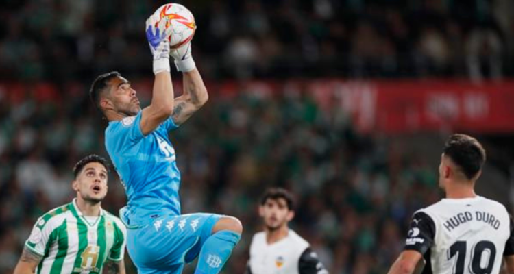 Claudio Bravo alcanzó a ser inscrito por el Real Betis.